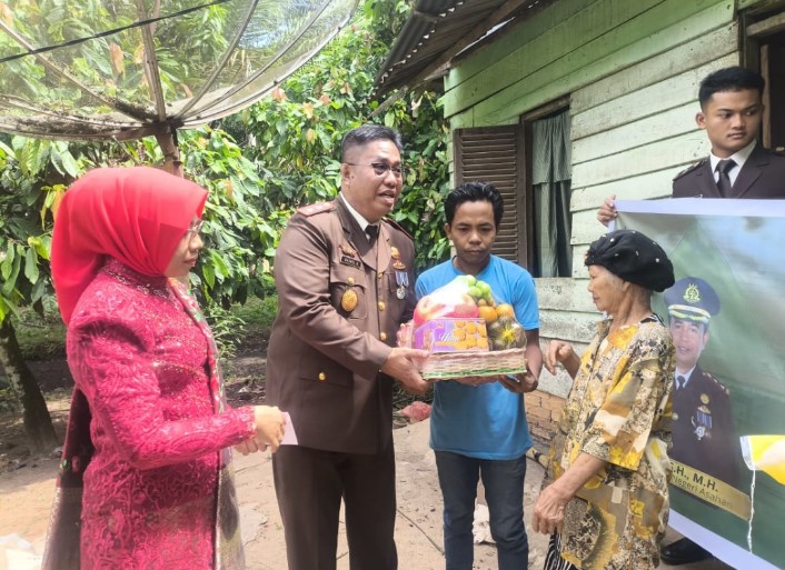 HUT RI Ke-80 Dan Sambut Hari Lahir Kejaksaan RI Ke-80, Kajari Asahan Kunjungi Nenek Sarwen
