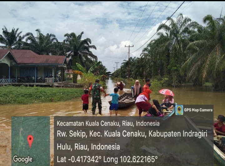 Waspada Kondisi Banjir Babinsa Koramil 01/Rengat Kodim 0302/Inhu Sigap Bantu Warga Terdampak Banjir