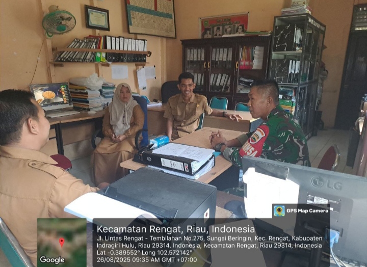 Babinsa Kunjungi Kantor Desa Sei Beringin Serta Jalankan Komsos Dengan Aparat Desa