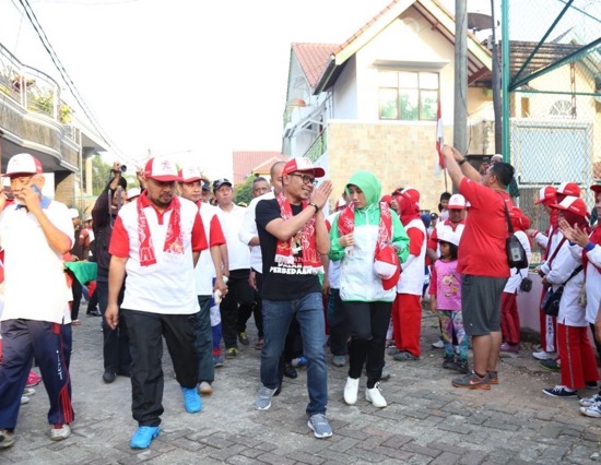 Menaker Meriahkan Jalan Sehat di Bekasi