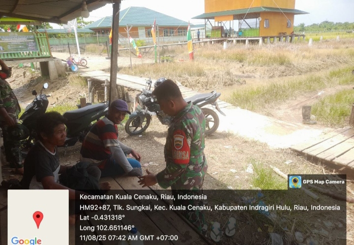 Bangun Kebersamaan Penuh Akrab Dengan Perangkat Desa Babinsa Koramil 01/Rengat Laksanakan Komsos Di wilayah Binaan.