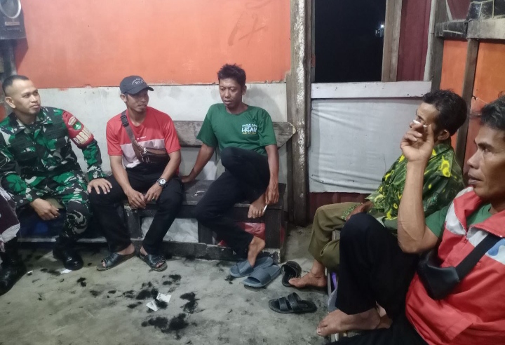 Lakukan Kontrol Ronda Malam Di Desa Binaan Babinsa Sarankan Agar Selalu Giat Siskamling