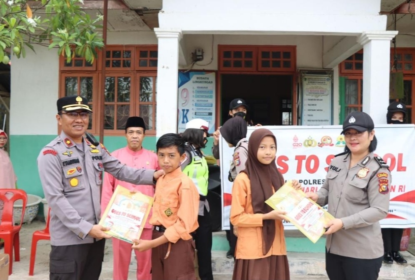 Polwan Polres Rohil Goes To School di SDN 015 Kecamatan Tanah Putih