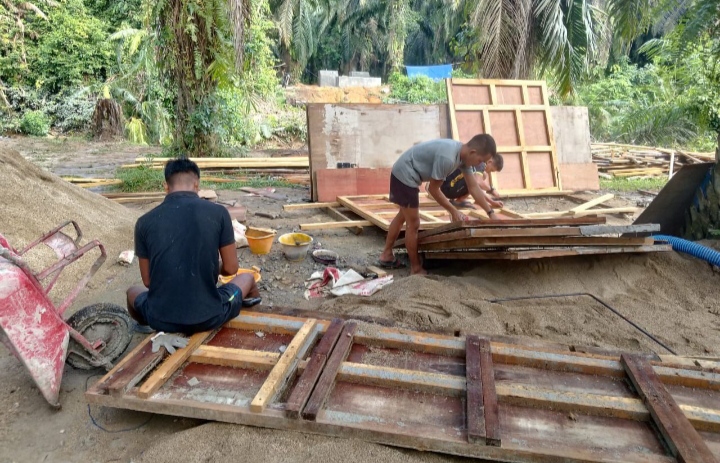Percepat Akses Antar Desa, Satgas Jembatan Kodim 0302/Inhu Kebut Perakitan Bekisting Jembatan