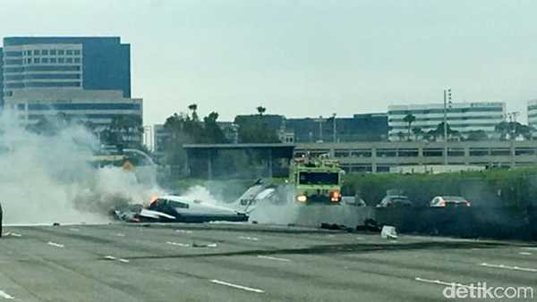 Pesawat Cessna Jatuh dan Terbakar di Jalan Tol California