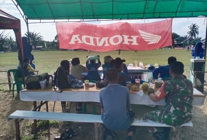 Tidak Ingin Ada Kegaduhan Babinsa Amankan Turnamen Sepakbola Antar Sekolah Tingkat SMA