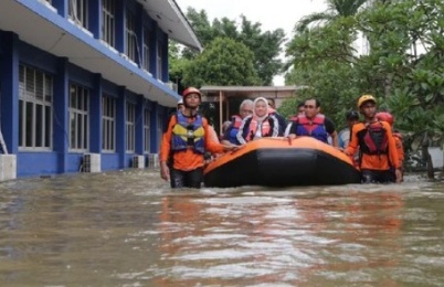Terobos Banjir Pakai Perahu Karet, Menaker Tinjau BBPLK Bekasi