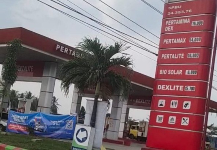 Kendaraan Berjenis kijang Tengki yang Sudah Dimodifikasi Terlihat Lalu-lalang Diduga Angkut BBM Subsidi di SPBU 24.353.76 di Desa G Mataram