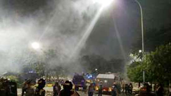 Rusuh Lagi, Polisi Tembakkan Gas Air Mata