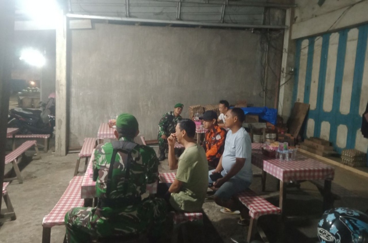 Terus Jaga Kondusifitas, Babinsa Koramil 01/Rengat Bersama Ormas Laksanakan Patroli Malam