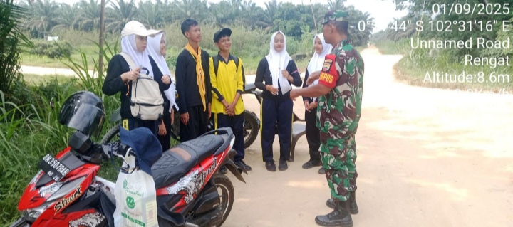 Babinsa Koramil 01/Rengat Larang, Himbau Dan Cegah Kepada Pelajar Agar Jauhi Judi Online