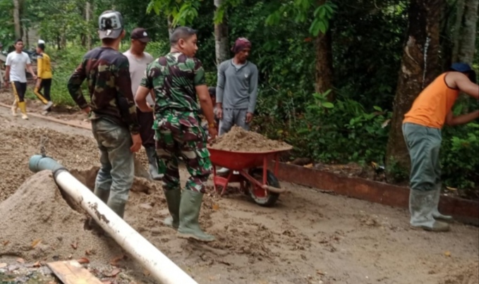 Membantu Bekerja Dengan Ikhlas Dan Gotong Royong Kerja Beratpun Tak Terasa Penyelesaianya.