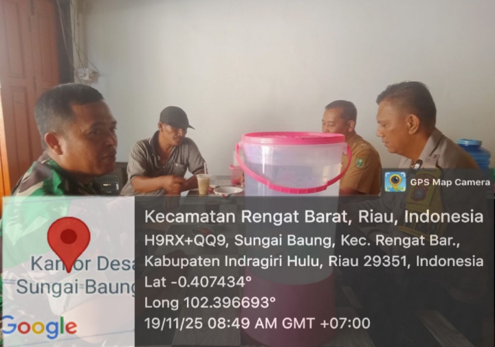 Babinsa dan Bhabinkamtibmas serta Perangkat Desa Sungai Baung Bersama Jalin Sinergitas Pada Saat Komsos Bersama Warga .