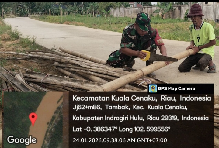 Babinsa Bersama Petani Bekerjasama Buat Lanjaran Untuk Pertumbuhan  Tanaman Timun Semakin Bagus