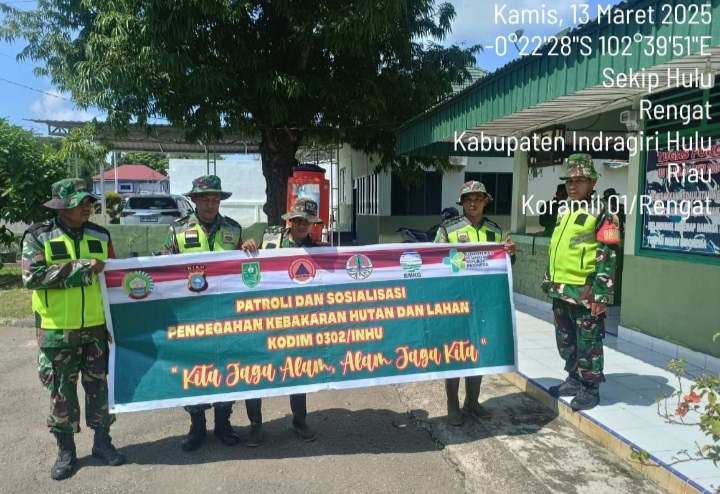 Berikan Rasa Aman Babinsa Ajak Masyarakat Susuri Perkebunan Sawit