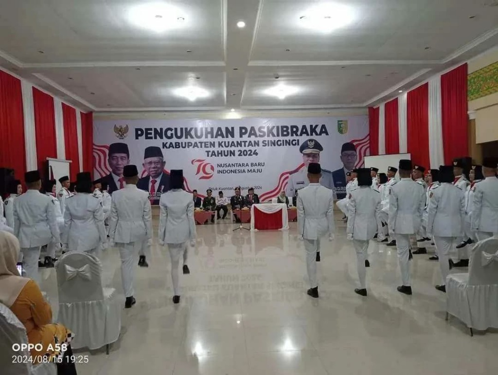 Paskibraka Kabupaten Kuantan Singingi Dikukuhkan Oleh dr.H.Fahdiansyah di Pendopo Rumah Dinas Bupati Tadi Malam