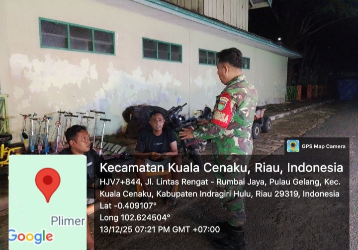 Jalinan TNI Dan Rakyat Selalu Kuat Dengan Kebersamaan , Salah Satu Contoh Babinsa Koramil 01/Rengat Dalam Patroli Malam Diwilayah Binaan