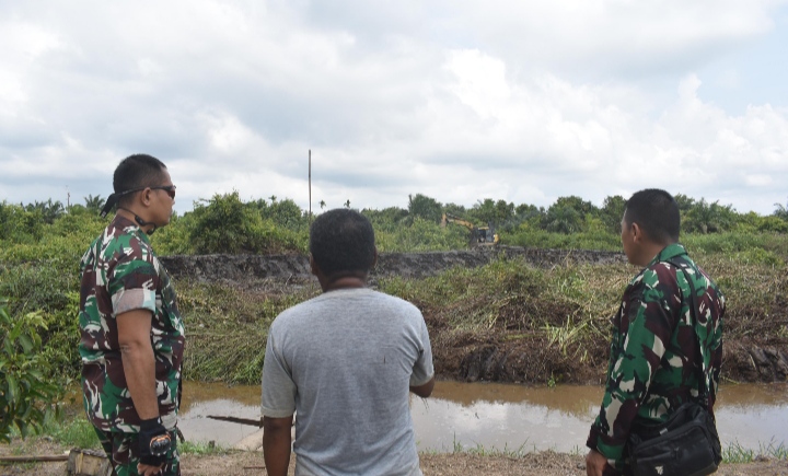 Komandan Kodim 0302/Inhu - Kuansing Lakukan Peninjauan  Sekaligus Pengecekan Kesiapan  OPLAH Desa Teluk Sungkai.