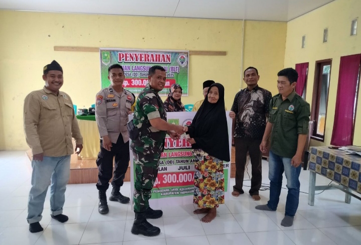 Babinsa Koramil 01/Rengat Lakukan Pendampingan Penyaluran BLT-DD Di Kantor Desa Pematang Jaya