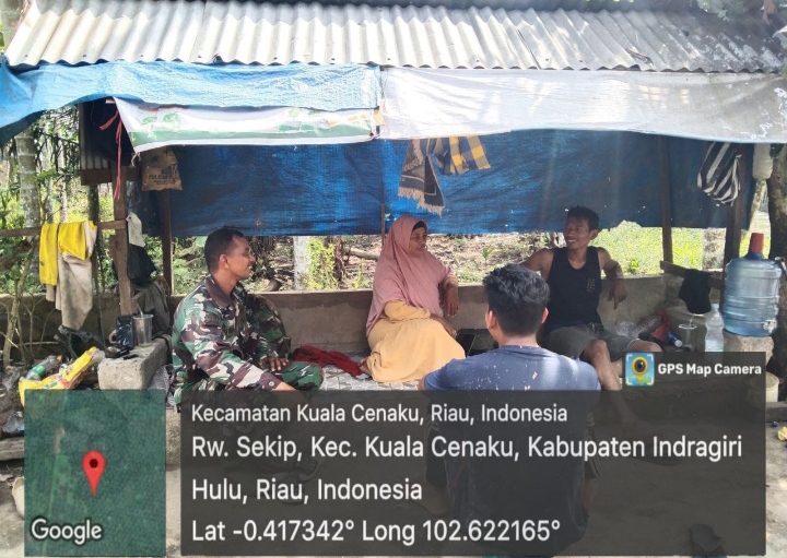 Manfaatkan Komsos, Babinsa Ciptakan Silaturahmi Dengan Warga Desa Binaan