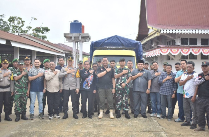 Dandim 0302/Inhu-Kuansing Hadiri Pengiriman Logistik Pilkada Ke Empat Kecamatan Di Inhu