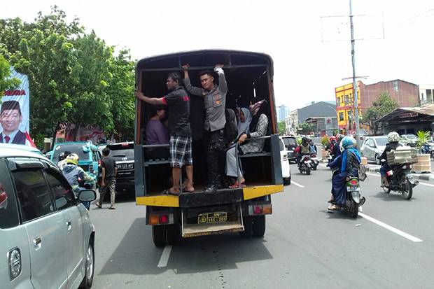 Sopir Angkot Mogok, Polisi Angkut Penumpang Pakai Truk