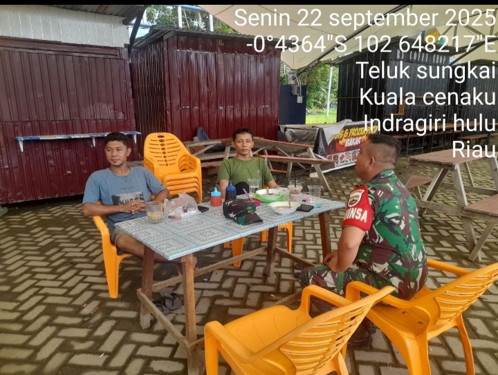 Melalui Komsos Babinsa Koramil 01/Rengat Bercengkrama bersama Warga Desa Binaan