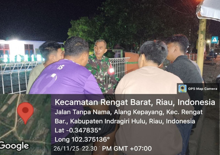 Kelilingi Wilayah Desa Alang Kepayang Babinsa koramil 01/Rengat Patroli Malam Hari  Di Wilayah Binaan