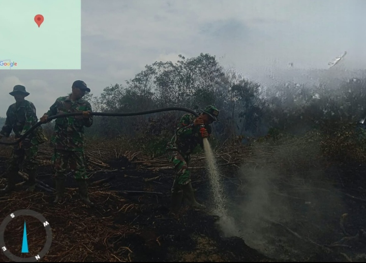 Lanjutkan Pemadaman Karhutla Tim Satgas Kodim 0302/Inhu Masih Berjimbaku di Desa Pulau Jumat