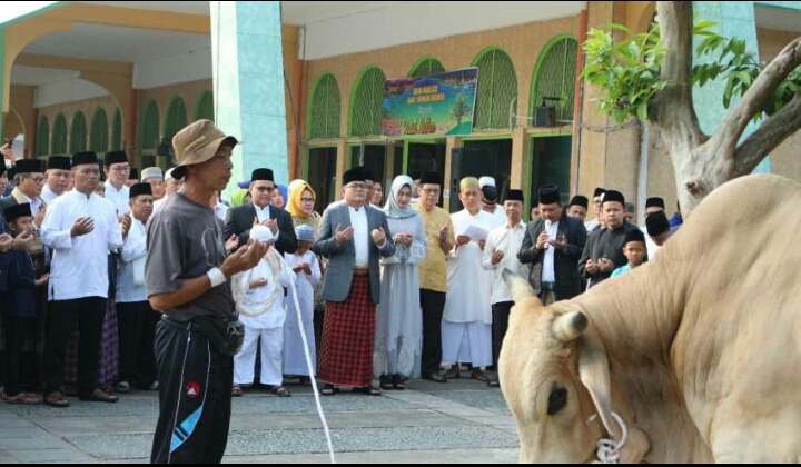 Bupati Musi Banyuasin Bersama Masyarakat Sholat Idul Adha di Masjid Jami' An-Nur