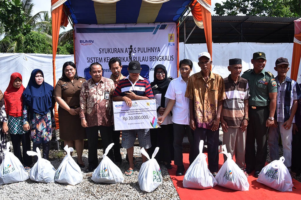 PLN Berikan Penghargaan Kepada Lima Mitranya Dan Bantuan Kepada Masyarakat