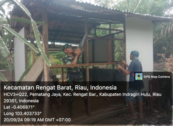 Lakukan Karya Bhakti Babinsa Ramil 01/Rengat Kodim 0302/Inhu Bantu Bangun Rumah Salah Satu Warga Binaannya.