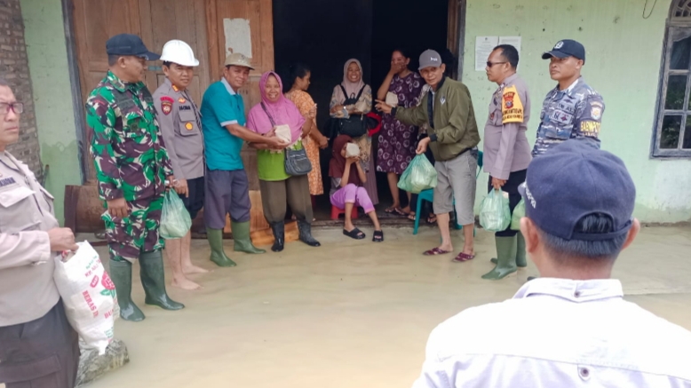 Polsek Bandar Khalifah Polres Tebing Tinggi Bagikan Sembako Kepada Warga Korban Banjir