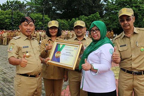 Saat Apel Pagi,  Wako Bekasi Menyerahkan Penghargaan