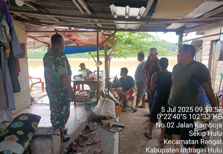 Kebersamaan Komsos Terlihat Saat Babinsa Bantu Warganya Dalam Perbaikan Rumah Karena Terdampak Abrasi