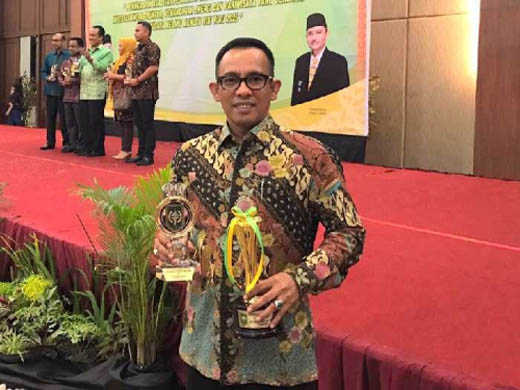 BPTPM Dumai Terima Dua Penghargaan Terbaik Nilai Investasi PAM dan PMDN 2016