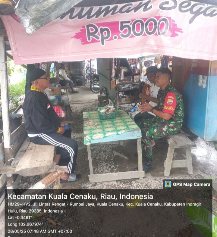 Babinsa Koramil 01/Rengat Jalin Komsos Untuk Kedekatan Hubungan Dengan warganya