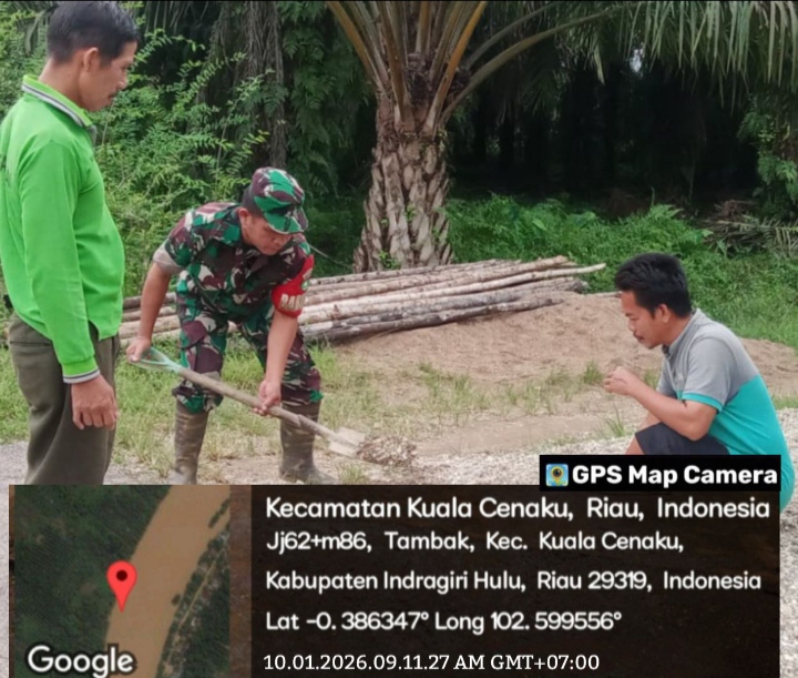 Membantu Masyarakat Saat Jalan Komsos Dalam Bersihkan Jalan Dan Gang Desa