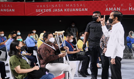 Presiden Tinjau Vaksinasi Massal Bagi Pelaku Sektor Jasa Keuangan