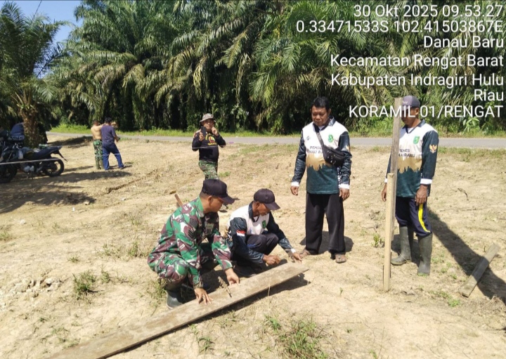 Bersama Warga Lakukan Goro Babinsa Juga Jalankan Komsos Diwilayah Desa Binaan