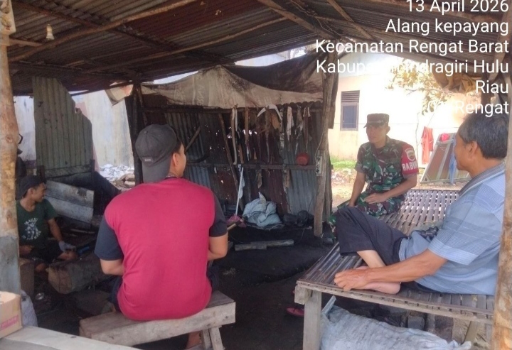 Kunjungi Usaha Pandai Besi, Babinsa Koramil 01/Rengat laksanakan Komsos Untuk Pembinaan Teritorial