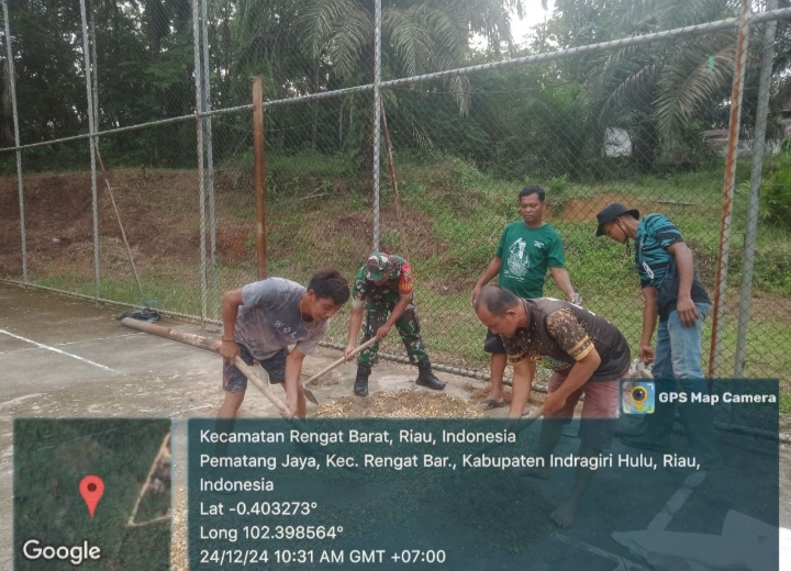 Perlunya Jalin Kekompakan Warga Binaan Melalui Goro Babinsa Dampingi Perbaikan Lapangan Volly