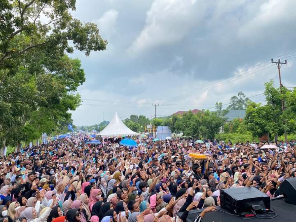 Antusias Masyarakat Banjiri Deklarasi Calon Bupati Suhardiman Amby dan Muklisin