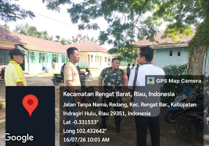 Suasana Akrab, Babinsa Koramil 01/Rengat Perkuat Komsos Bersama Warga Desa Redang