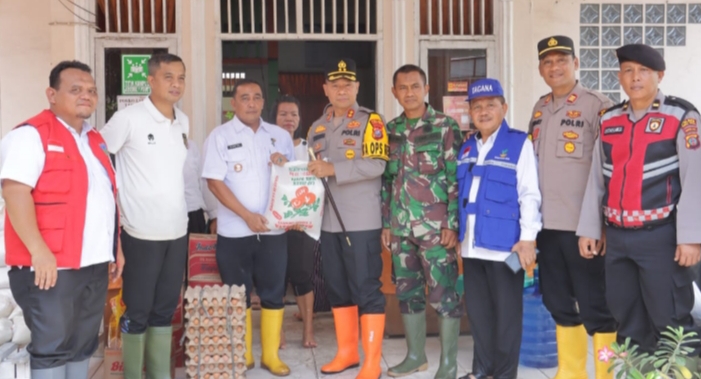 Kapolres Bersama Pj Walikota Tebing Tinggi Serahkan Bantuan kepada Korban Banjir