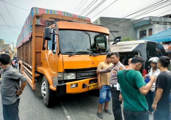 Polres Tebing Tinggi Dalami Kasus Laka Lantas Minibus vs Truk di Depan SPBU Kp Lalang Tebing Tinggi