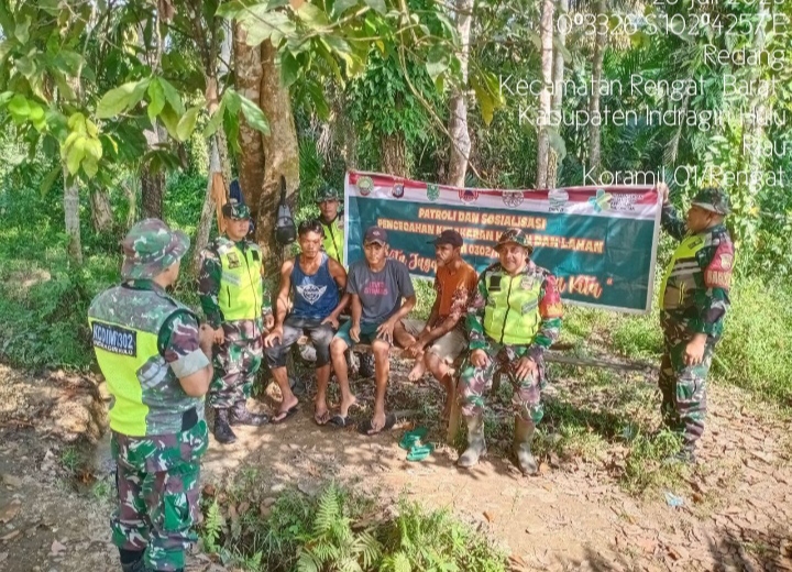 Babinsa Serda Edi Mengajak Masyarakat Wilayah Binaanya Untuk Lebih Peduli Lingkungan Serta Cegah  Karhutla.