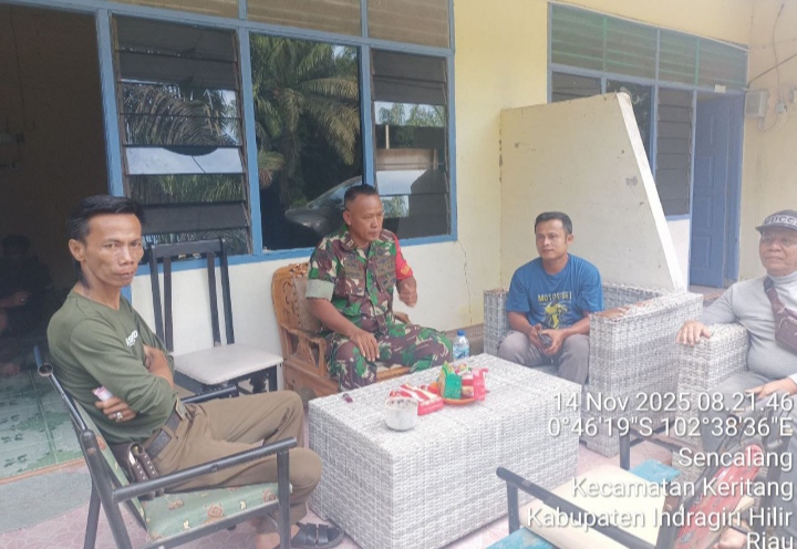 Babinsa Komsos Dengan Warga Desa Sekip Hilir Serta Pantau Wilayah