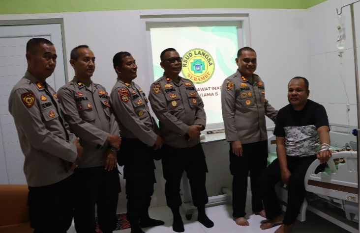 Kapolres Aceh Tamiang Tekankan Kebersamaan, Jenguk Kasi Humas yang Sakit