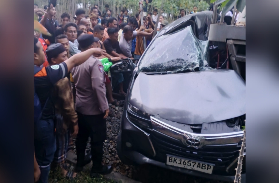 Kereta Api Tabrak Minibus, 8 Orang Meninggal Dunia, Polres Tebingtinggi Evakuasi Korban dan Olah TKP